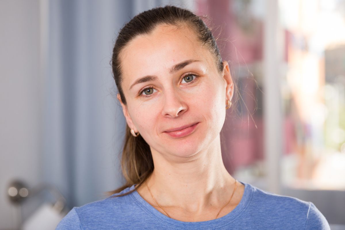 kobieta patrzy prosto w obiektyw aparatu