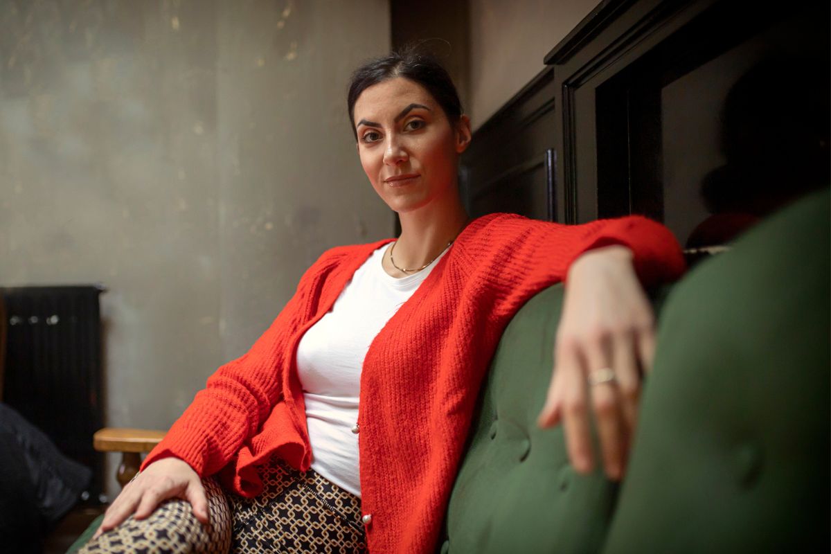 kobieta patrzy prosto w obiektyw aparatu