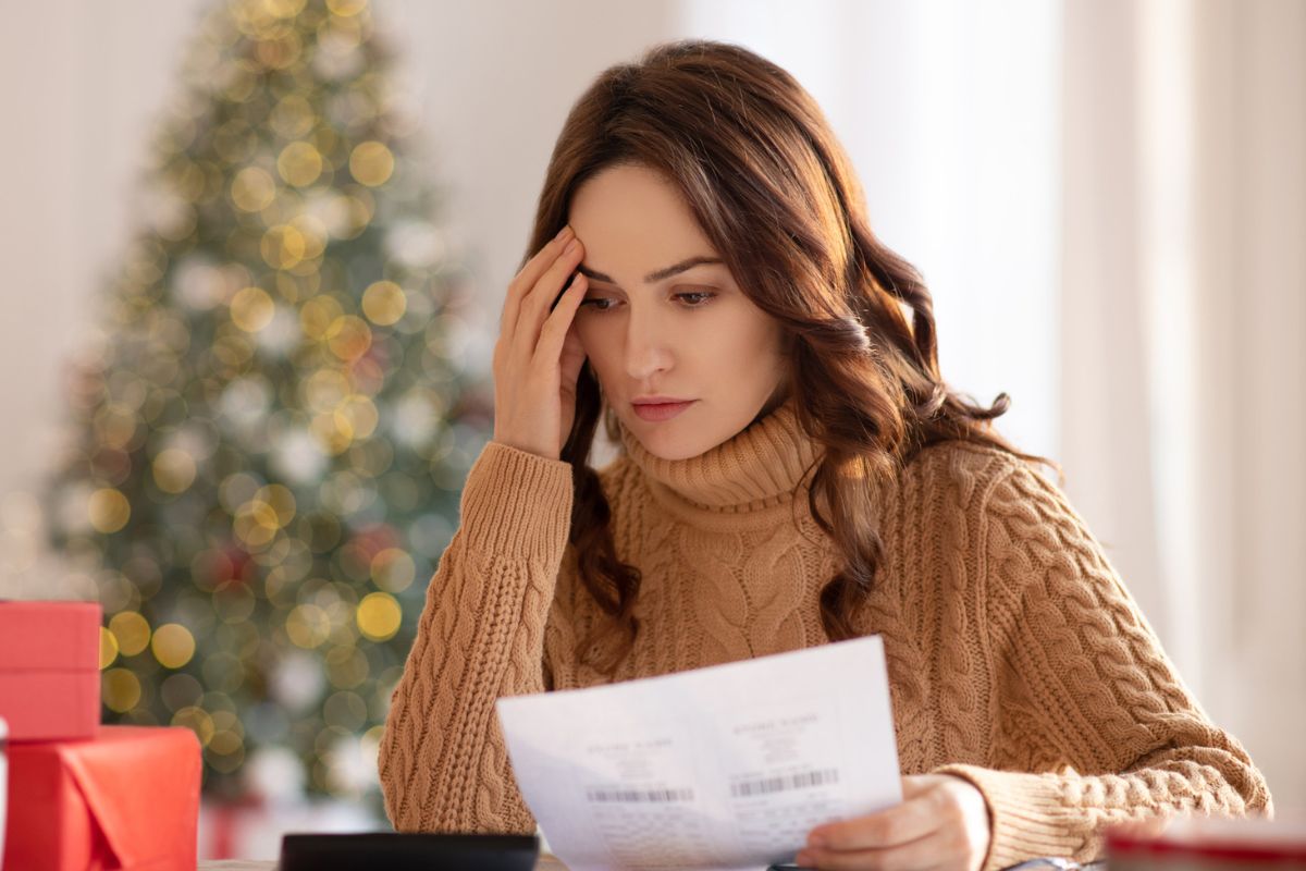 zmartwiona kobieta w tle choinka