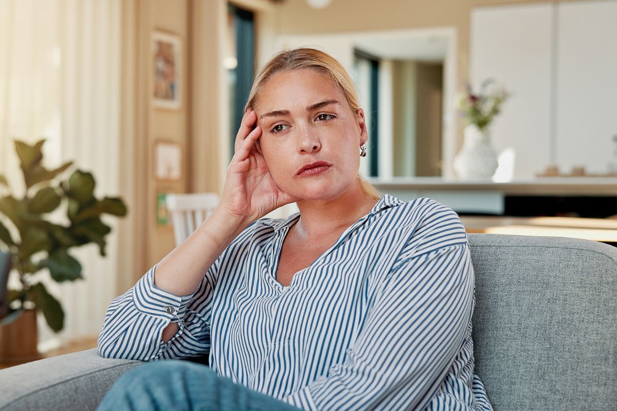 kobieta 40+ zamyślona i poważna