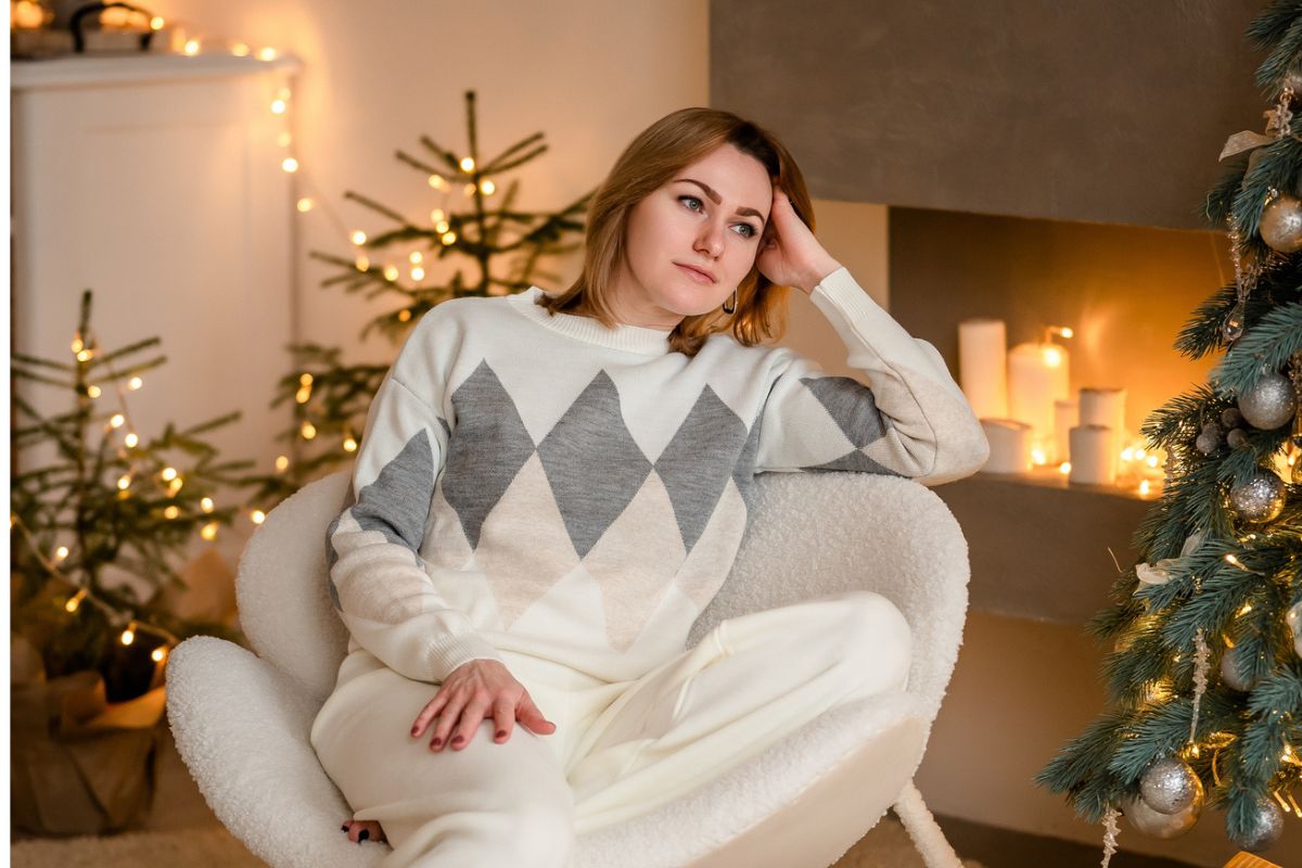 zamyślona kobieta na tle dekoracji świątecznych