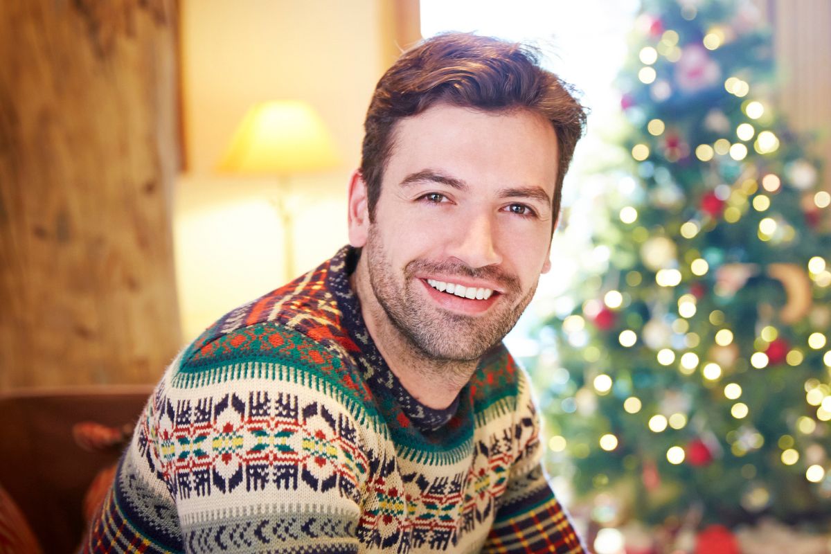 facet na tle choinki