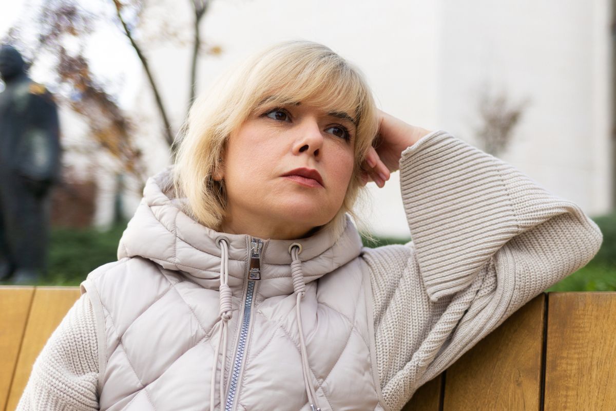 zamyślona kobieta na ławce