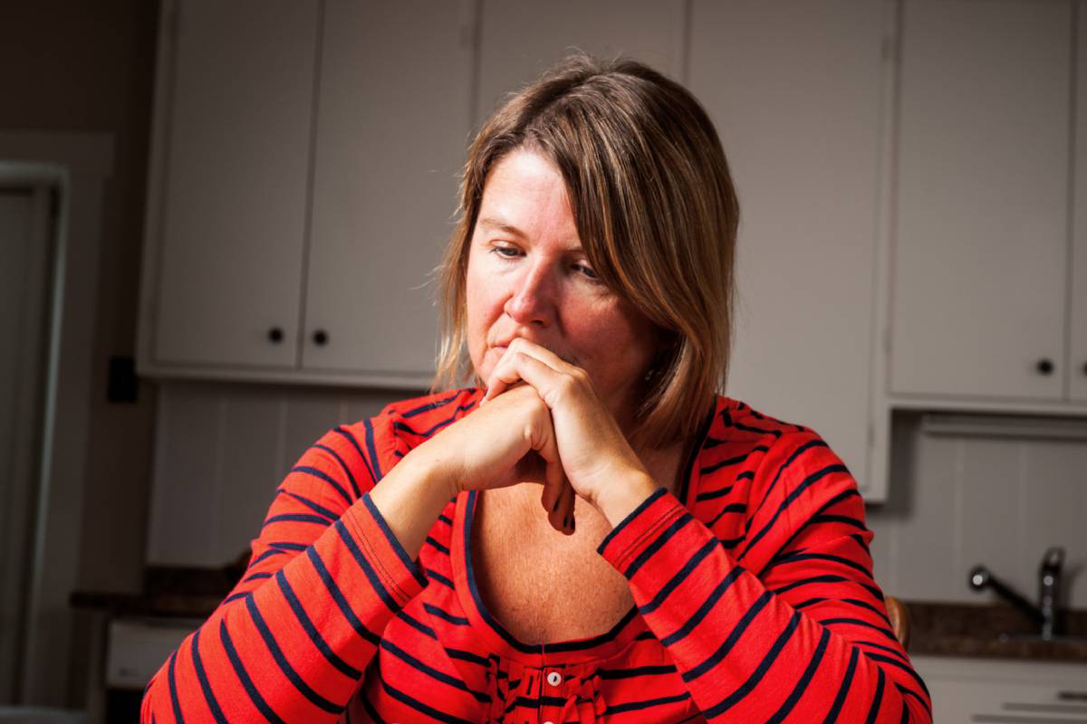 kobieta 40+ zamyślona i smutna