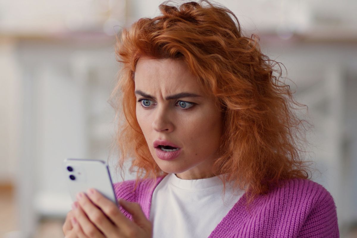 kobieta zaskoczona wiadomością