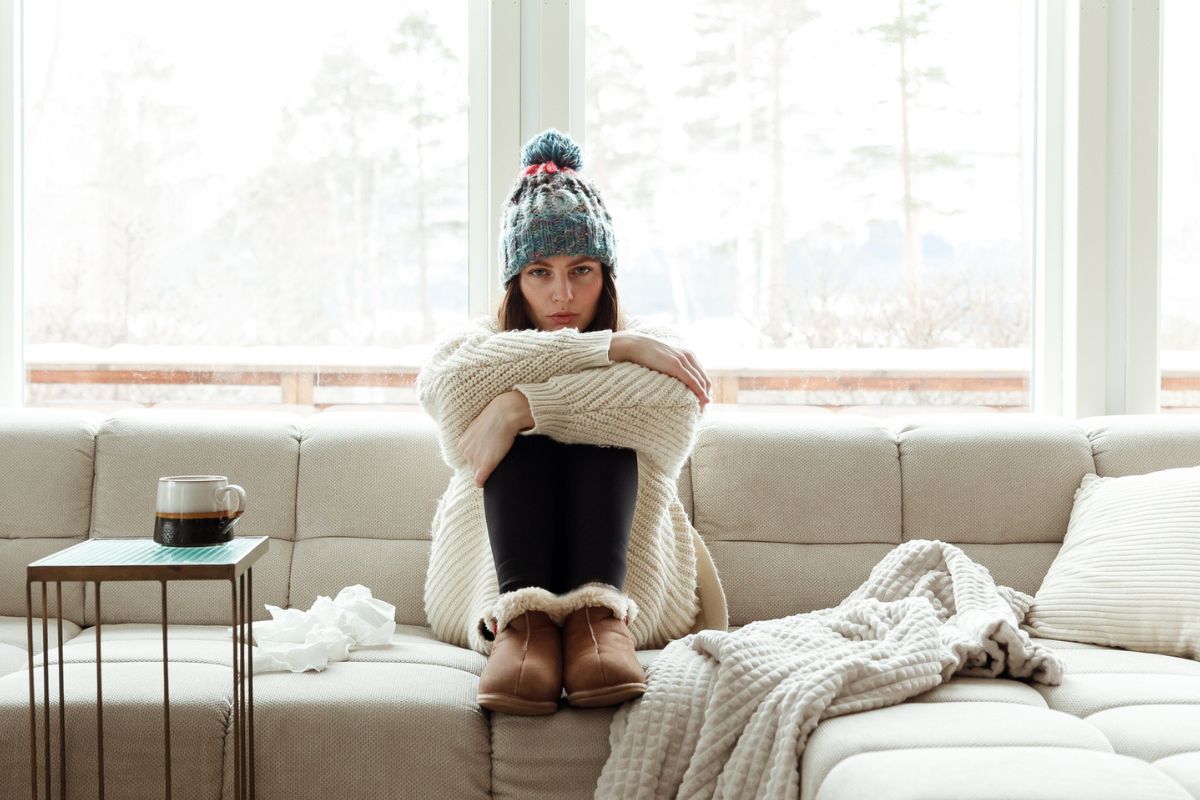 kobieta 30+ patrzy prosto w obiektyw aparatu