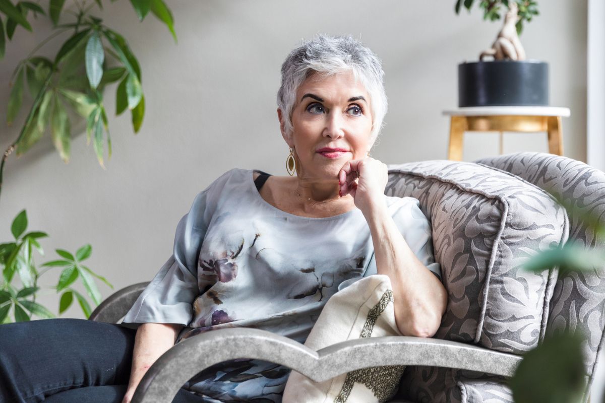 kobieta po 60 w fotelu