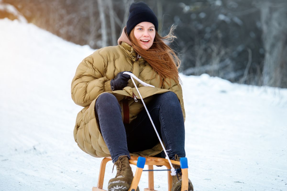 Wesoła kobieta na sankach