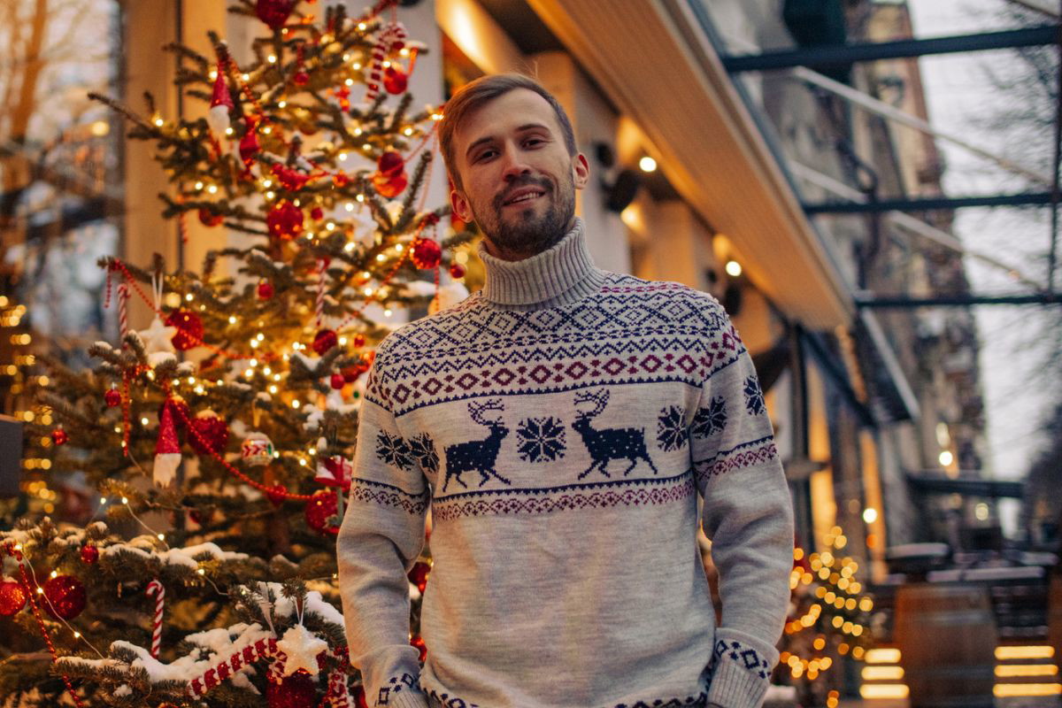 młody chłopak na tle choinki