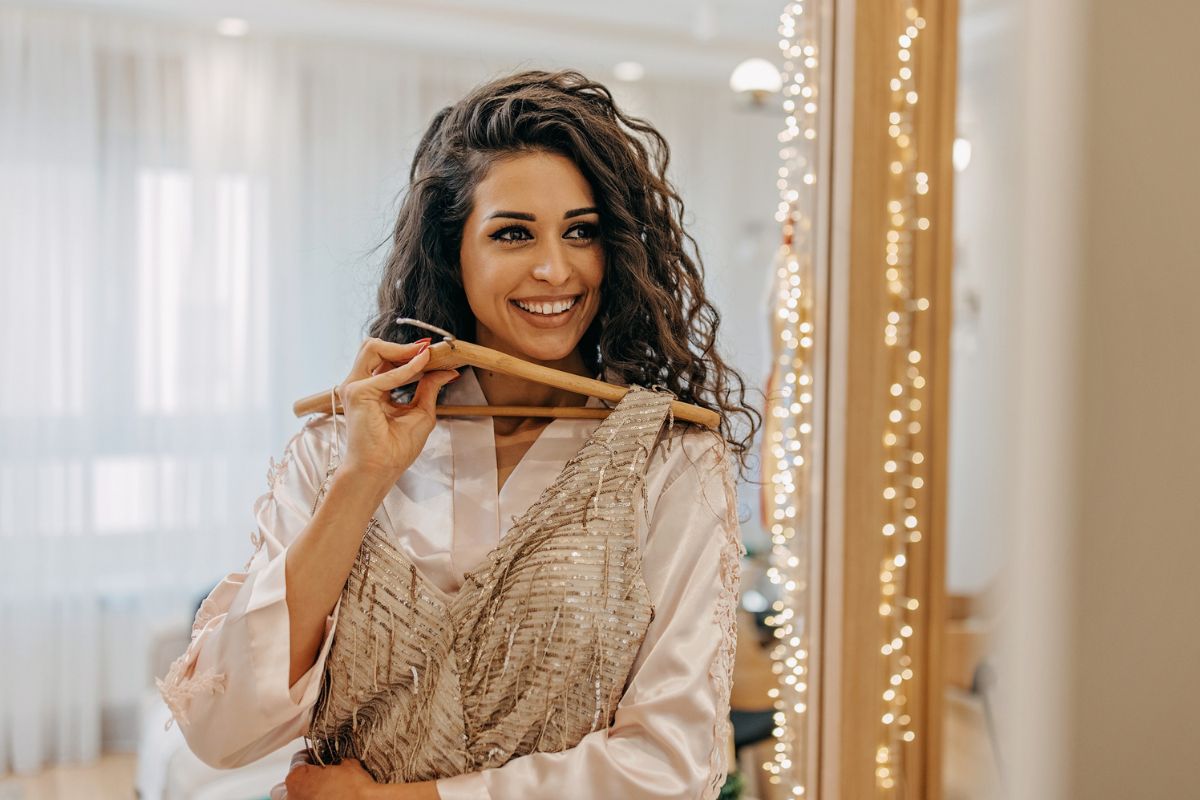 kobieta mierząca sukienkę