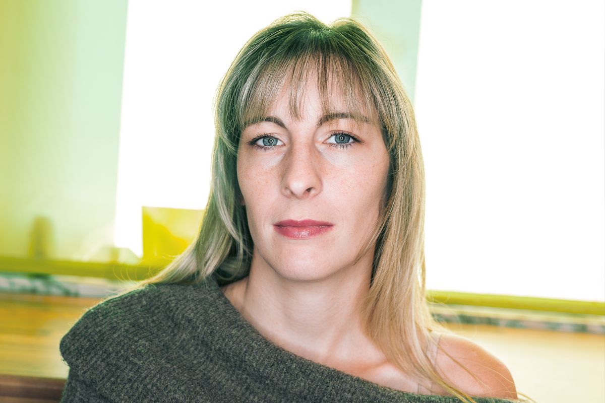 kobieta 40+ patrzy prosto w obiektyw aparatu