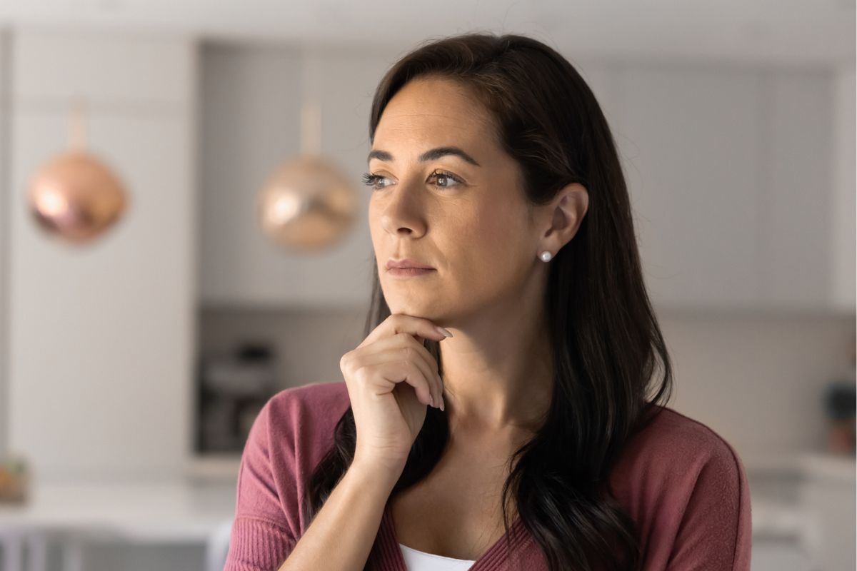 kobieta zamyślona patrząca w bok
