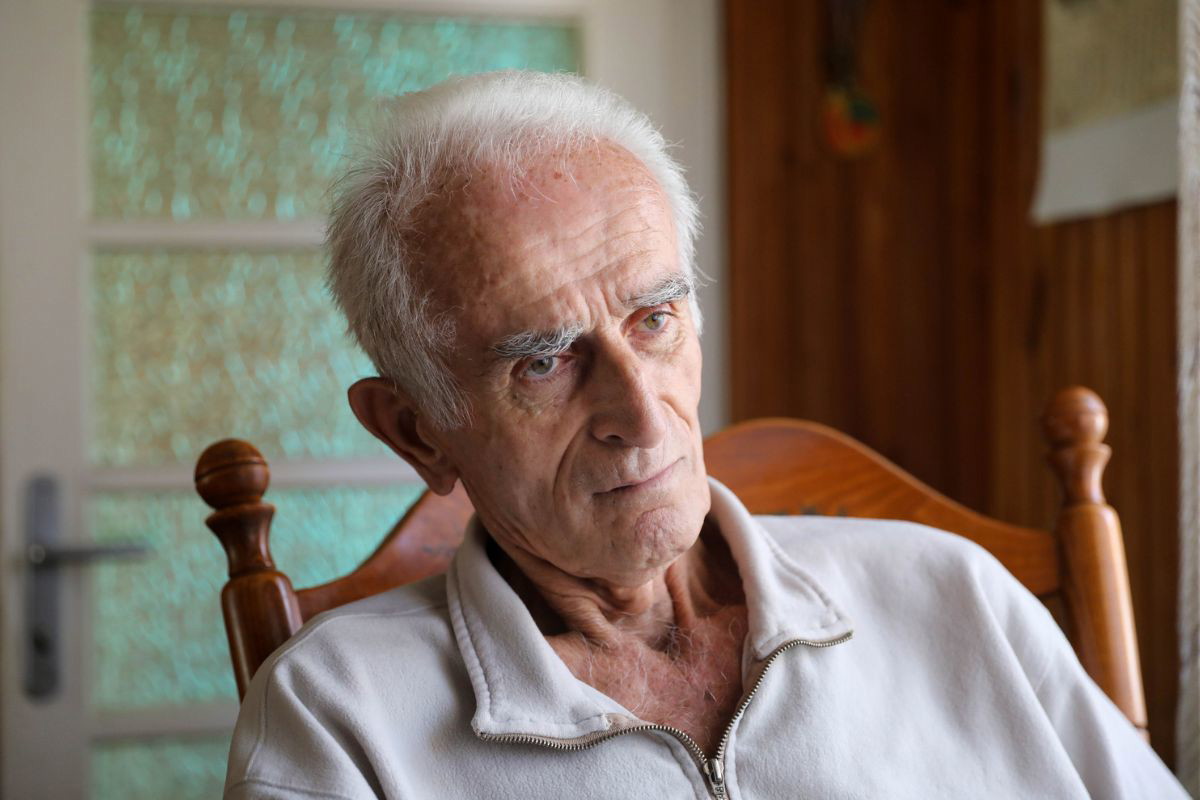 mężczyzna 70+ smutny