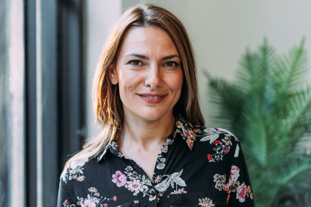 kobieta z paprotką w tle