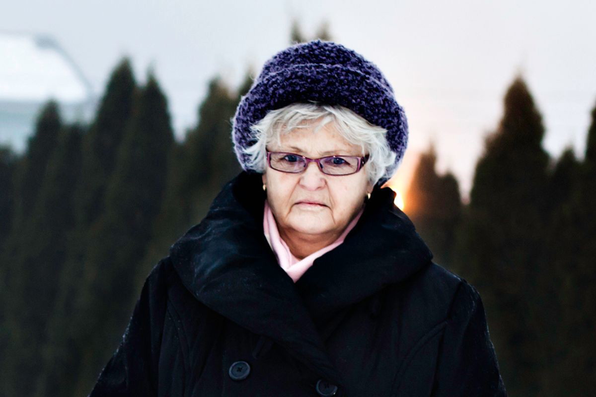 kobieta 60+ zamyślona i smutna
