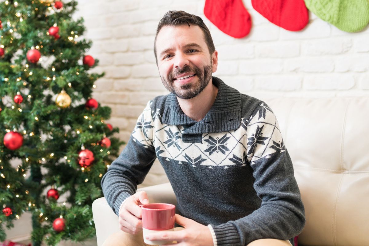 facet wśród świątecznych dekoracji