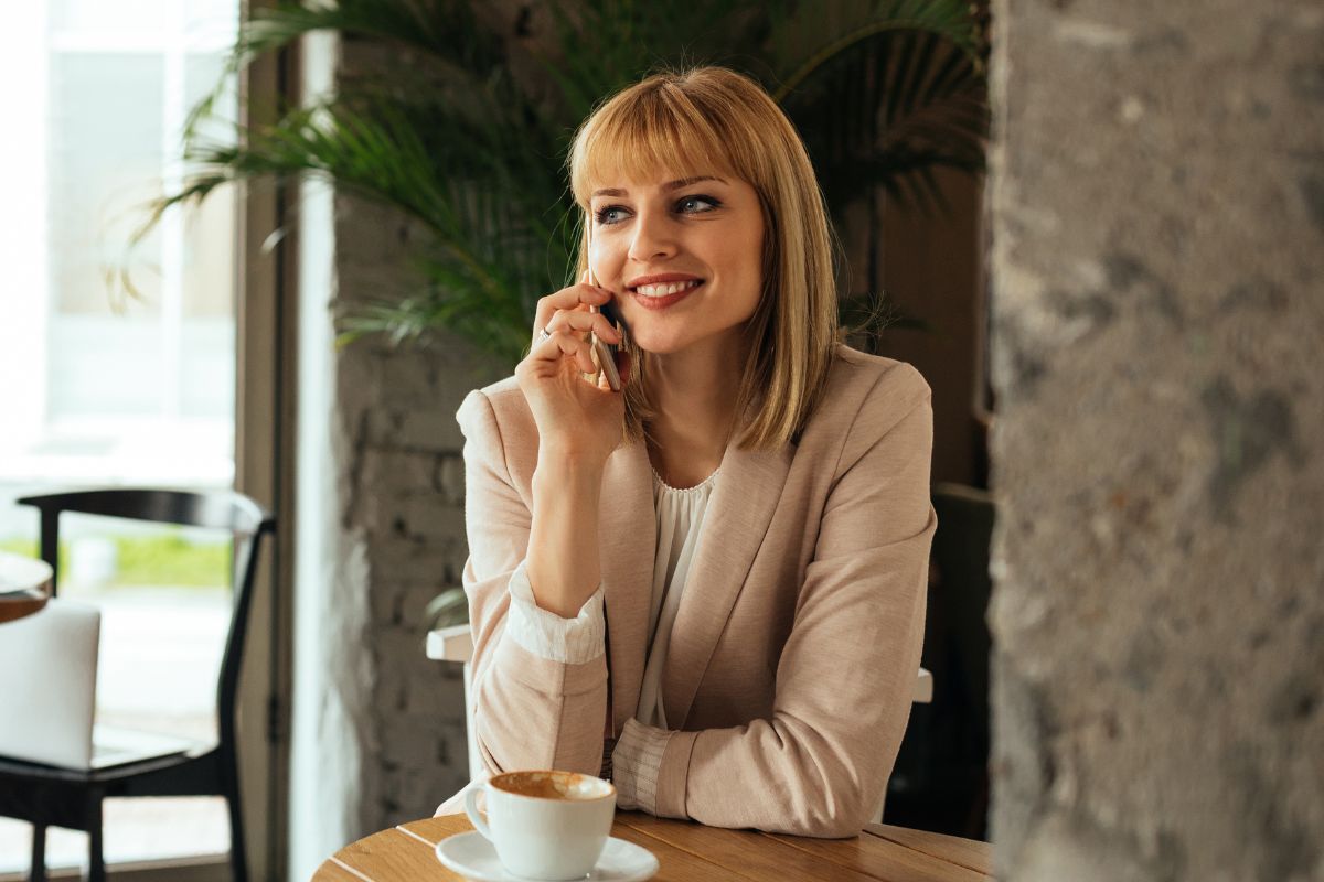 kobieta rozmawiająca przez telefon