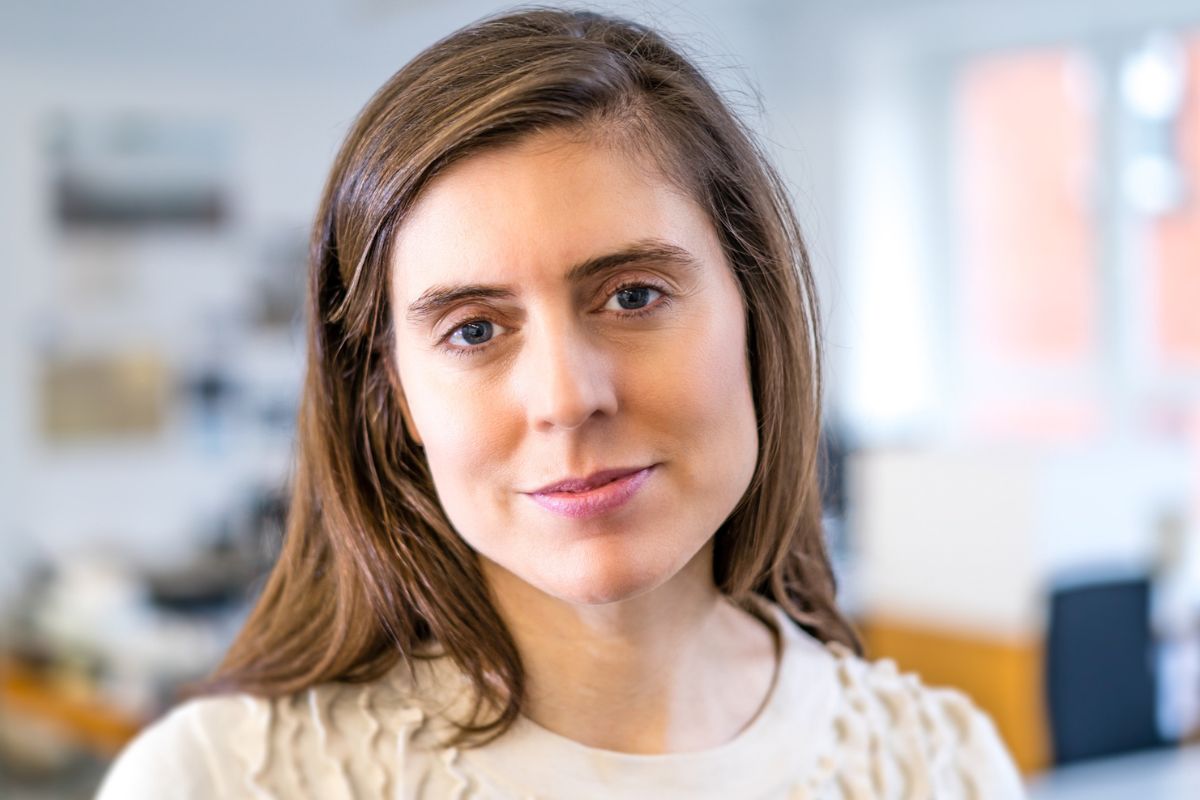 kobieta w brązowych włosach