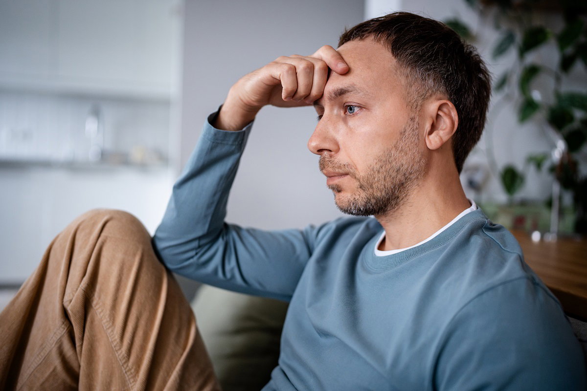 zamyślony mężczyzna