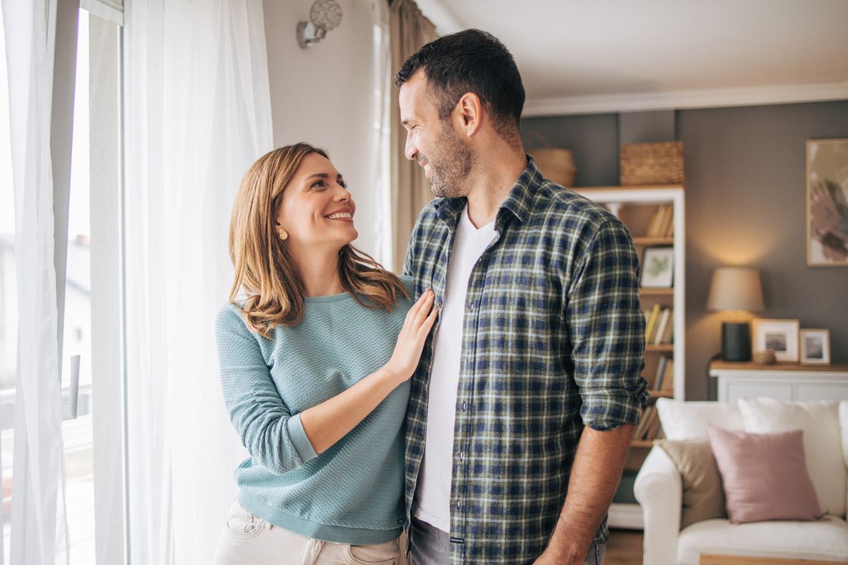 uśmiechnięta para w pokoju