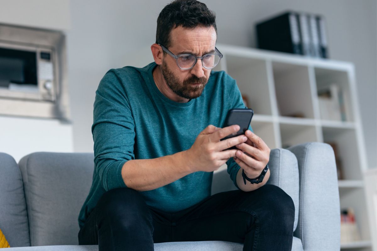 mężczyzna na kanapie z telefonem