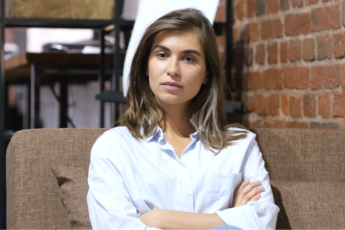 zmartwiona kobieta na kanapie