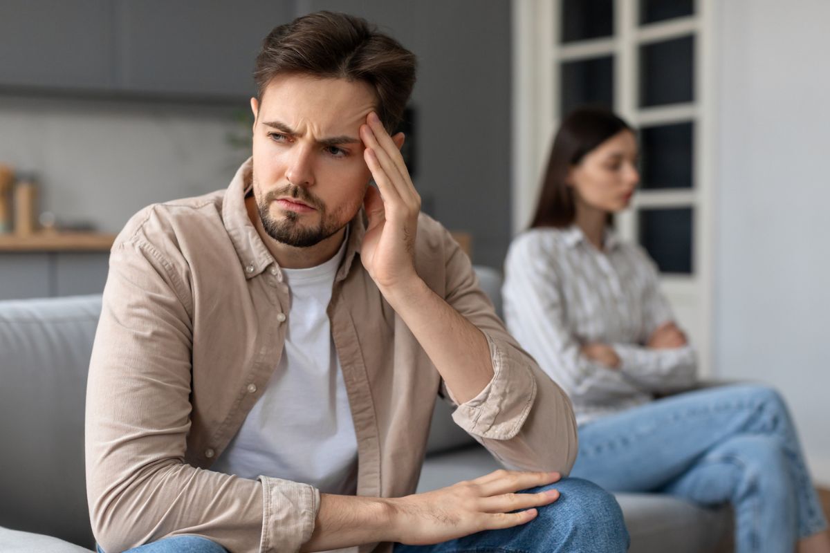 zmartwiona para na kanapie