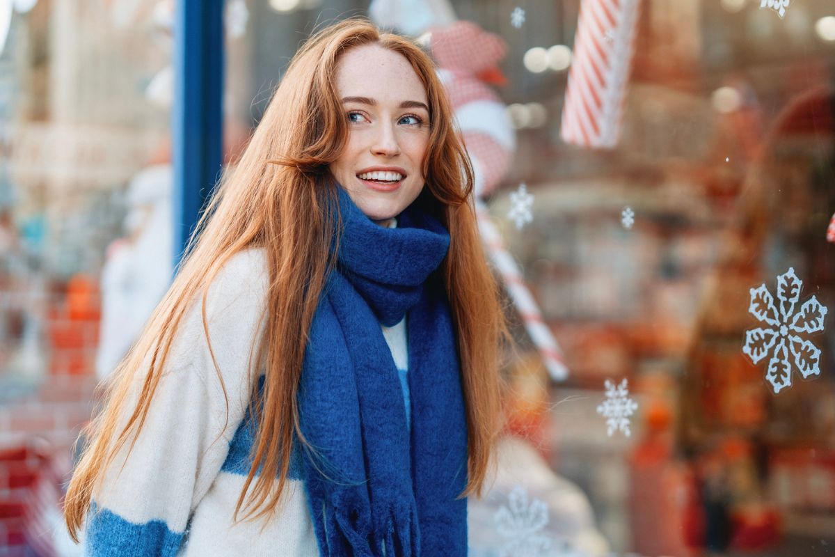 dziewczyna na zakupach świątecznych