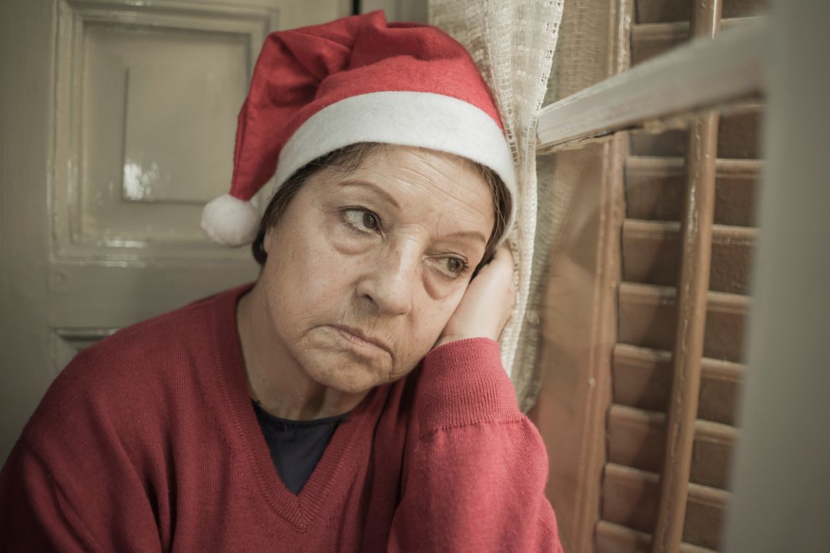 kobieta 60+ zamyślona i smutna