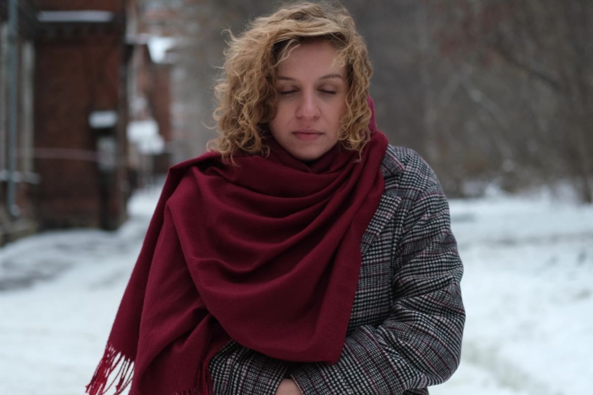 Smutna kobieta w zimie