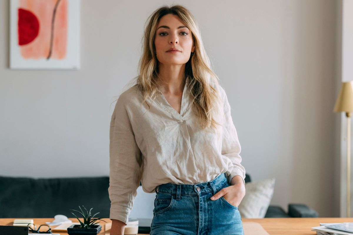 młoda kobieta patrząca w obiektyw