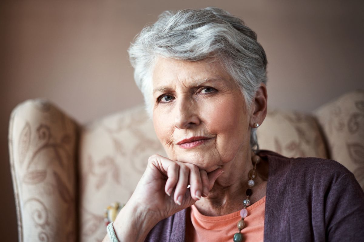 kobieta 70+ zamyślona i smutna
