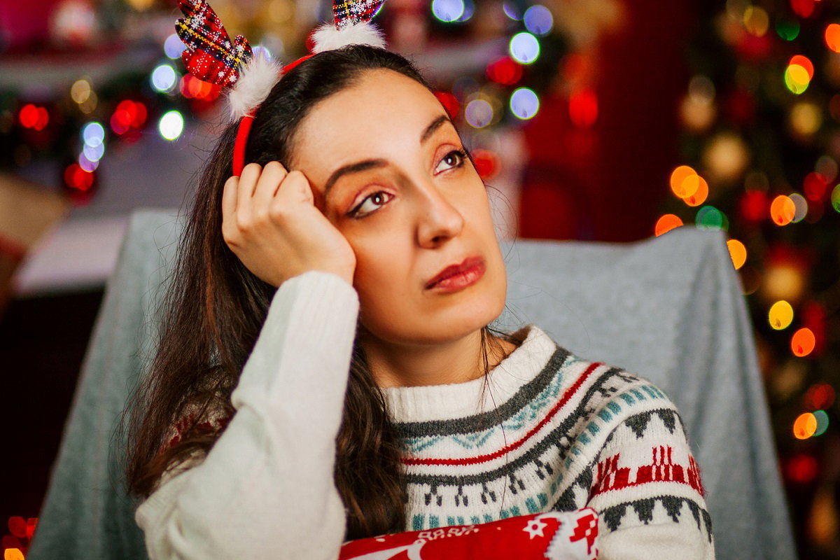 zamyślona kobieta przy choince