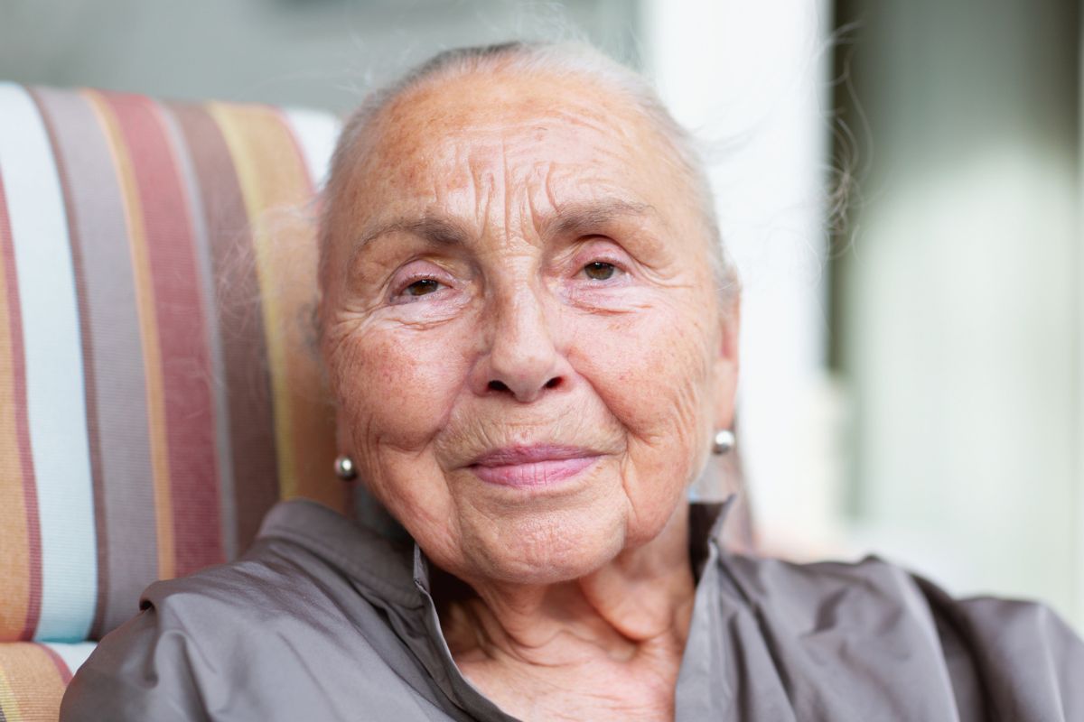 kobieta 70+ patrzy prosto w obiektyw aparatu