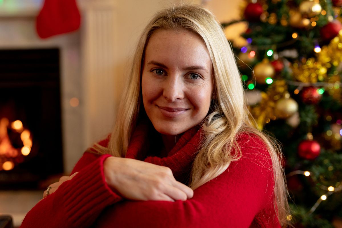 kobieta uśmiechnięta w czerwonym golfie