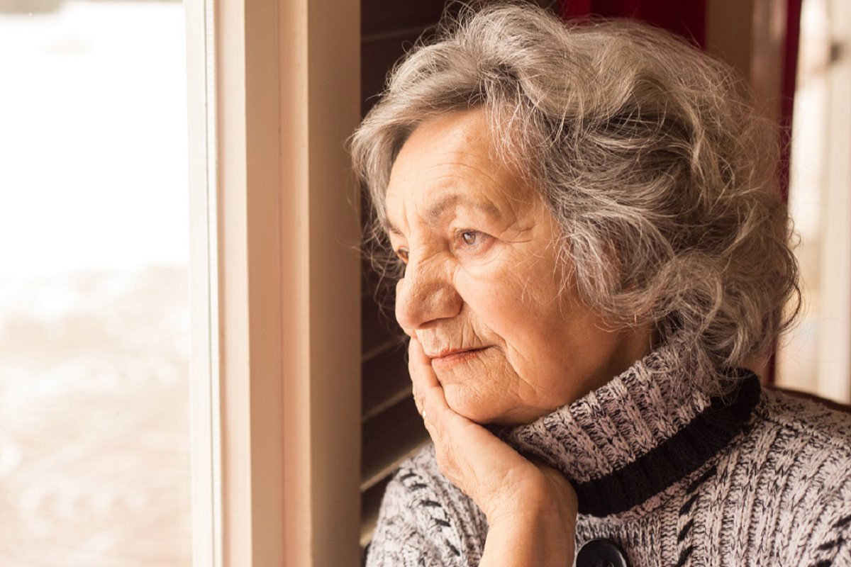 smutna seniorka