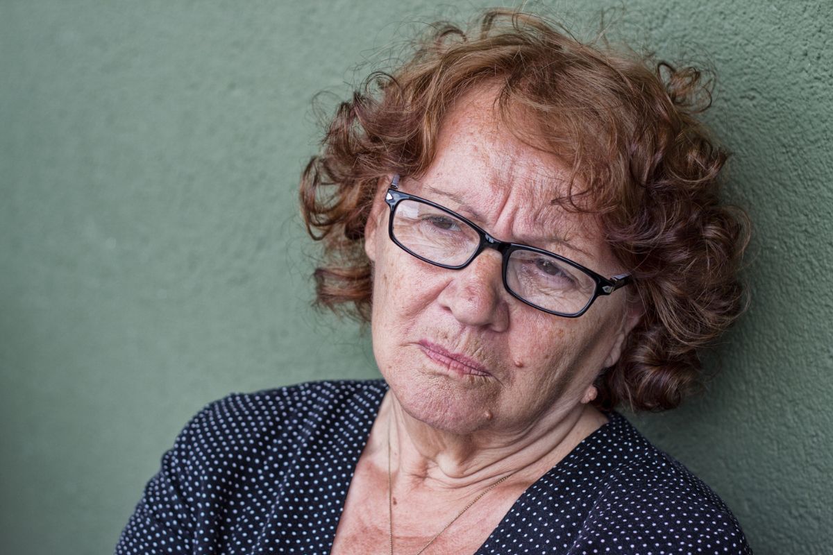 kobieta 60+ zamyślona i smutna