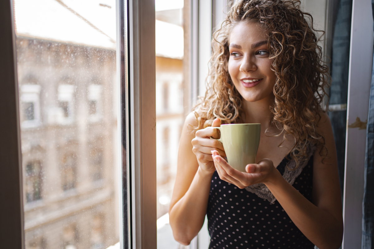 kobieta z kubkiem