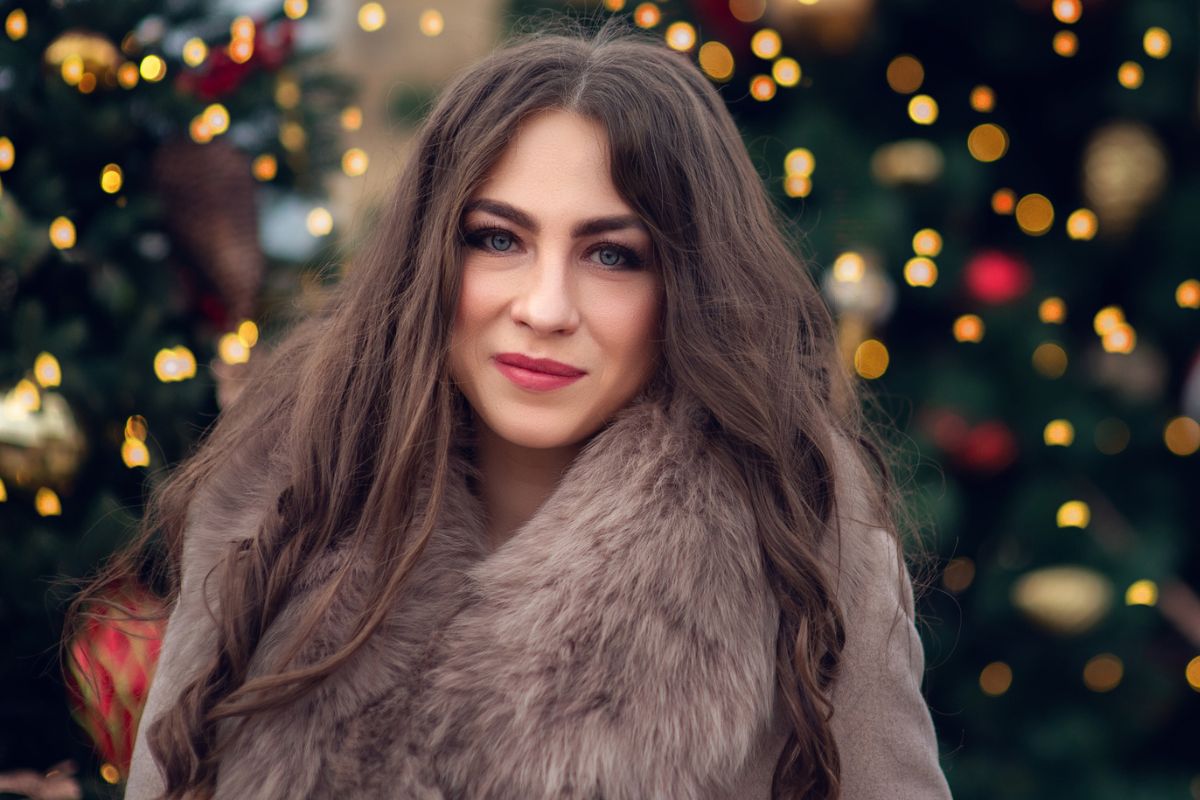 kobieta i świąteczne lampki