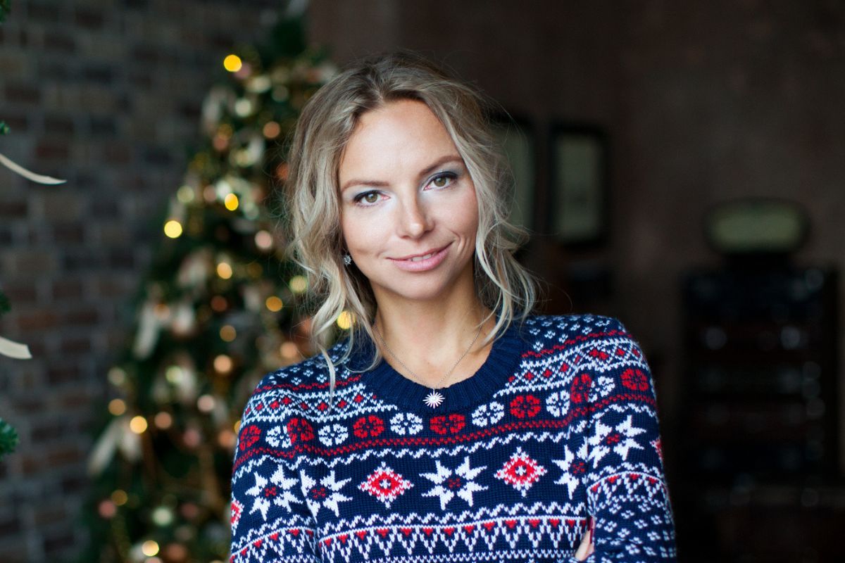 kobieta w świątecznym otoczeniu