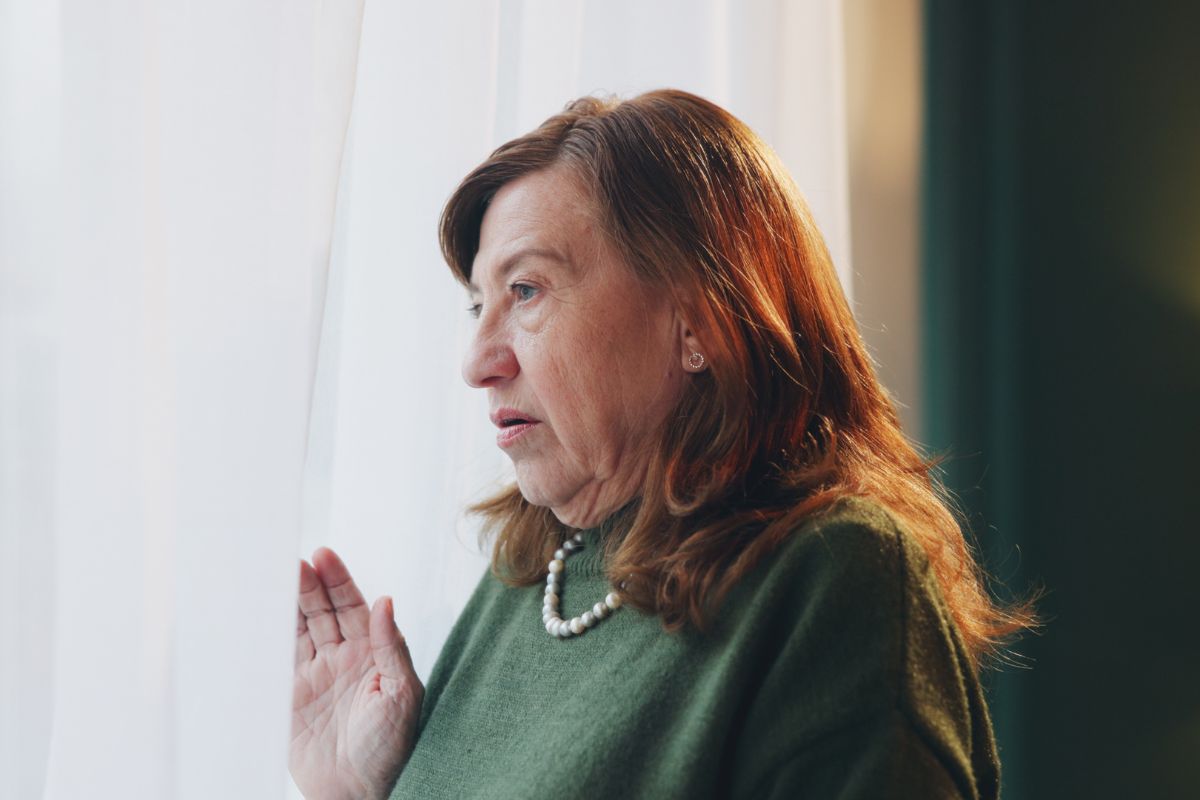 kobieta 60+ zamyślona i smutna