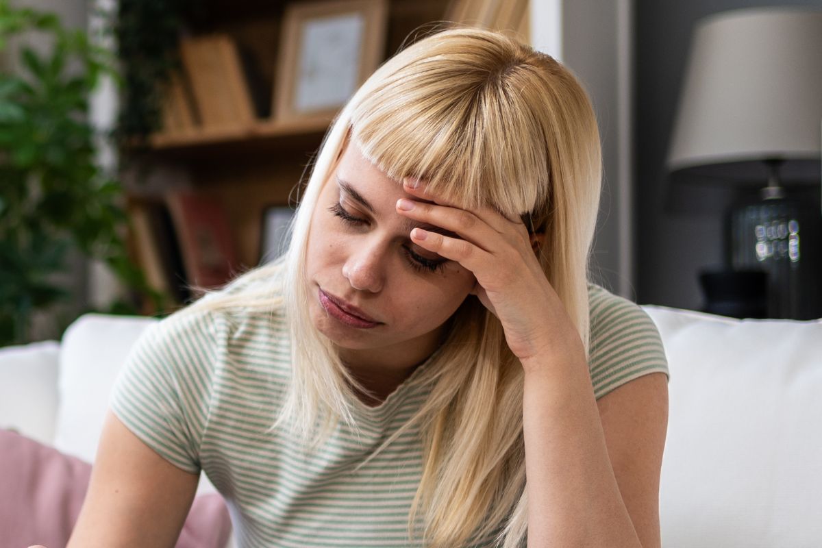 Smutna młoda kobieta