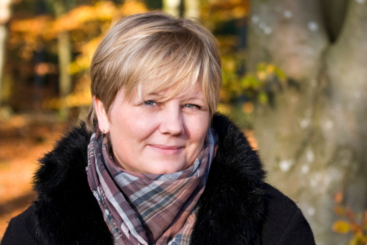 kobieta w krótkich włosach