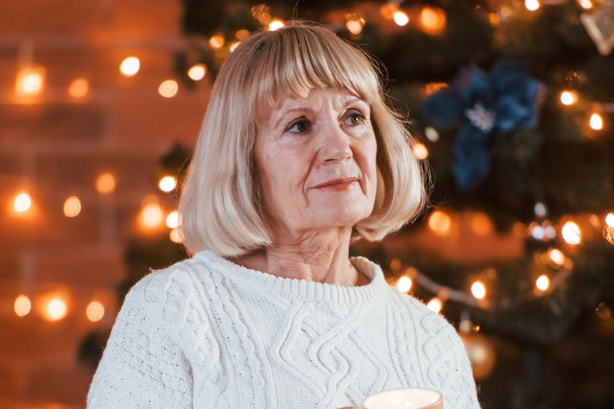 starsza kobieta przy choince