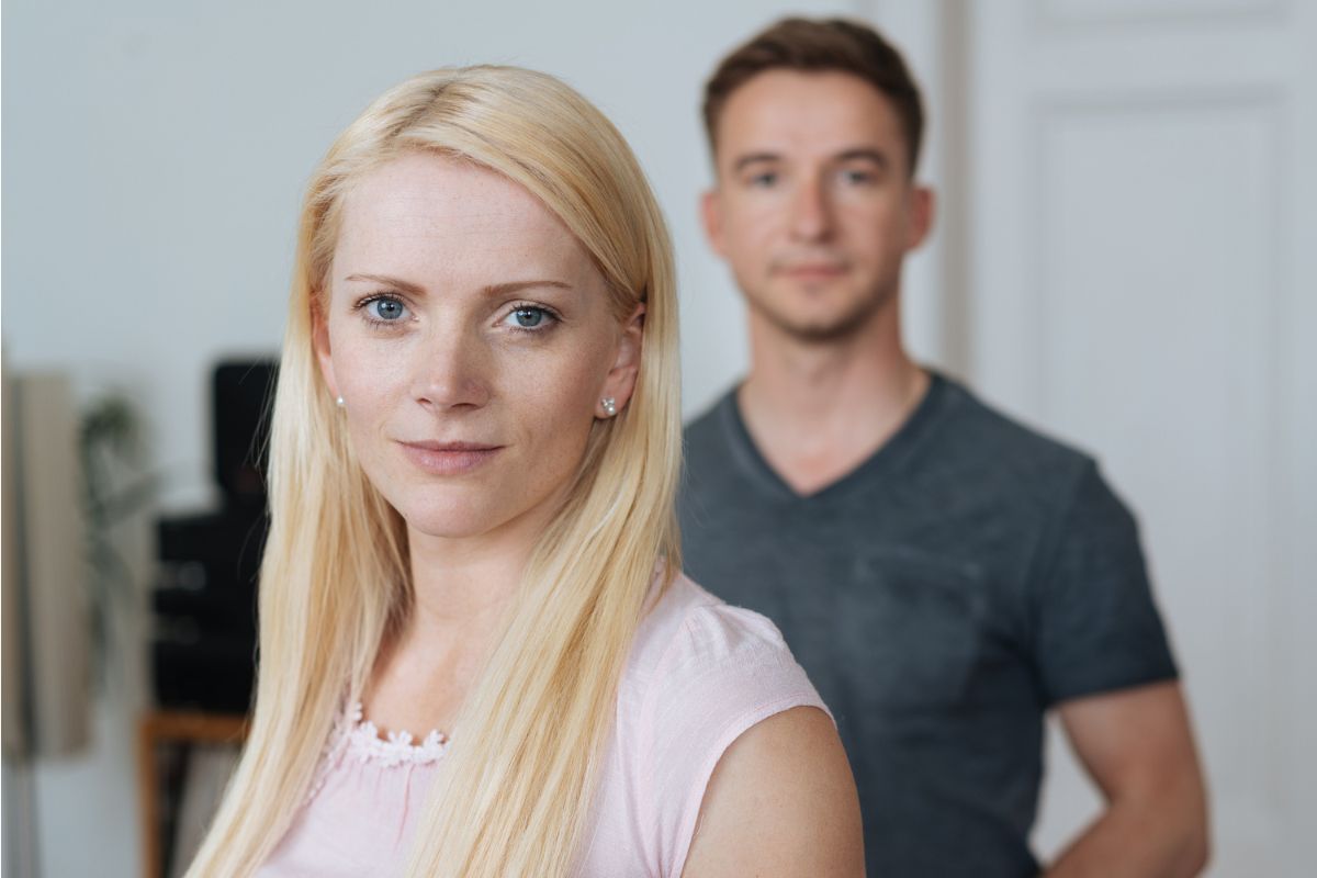 kobieta i mężczyzna w tle