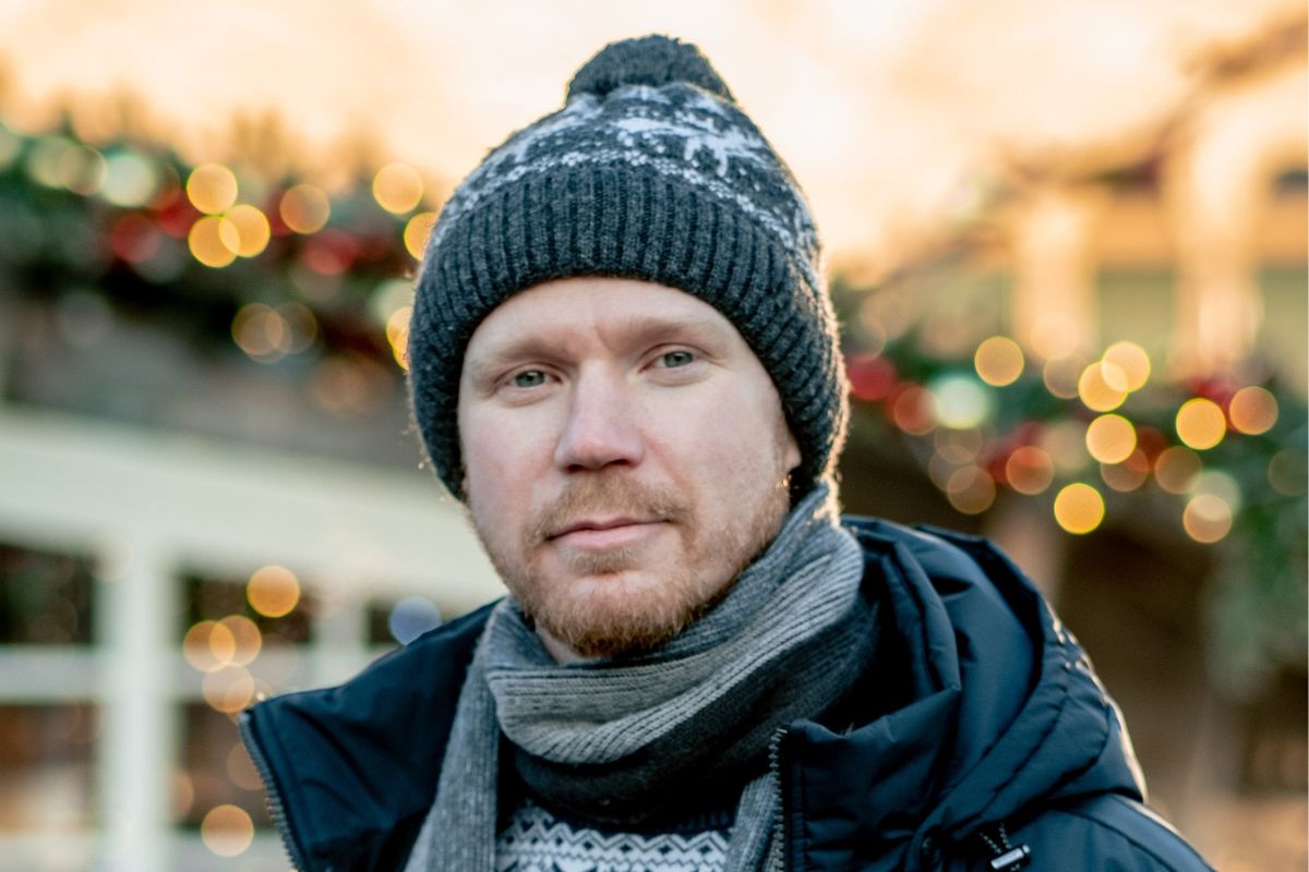 mężczyzna w świątecznym otoczeniu