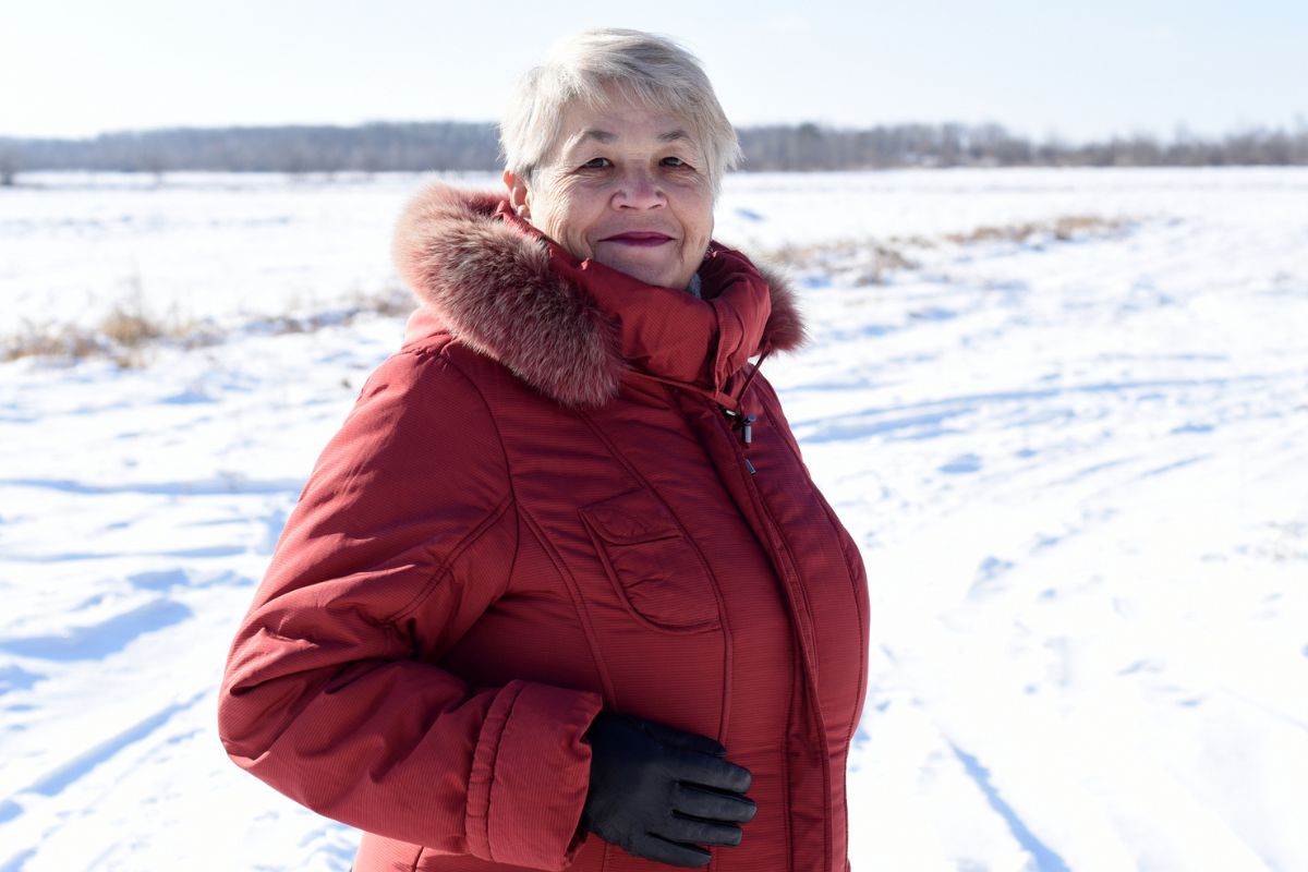 kobieta 60+ patrzy prosto w obiektyw aparatu