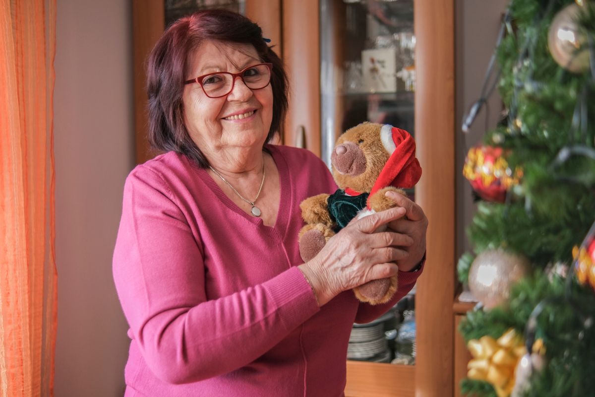 starsza kobieta przy choince