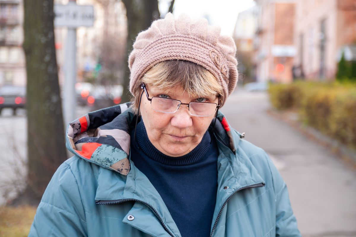 kobieta 60+ patrzy prosto w obiektyw aparatu