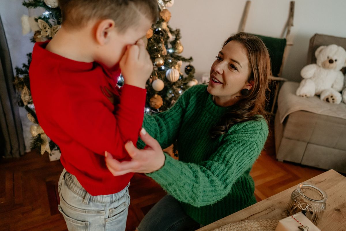 płaczący chłopiec z mamą